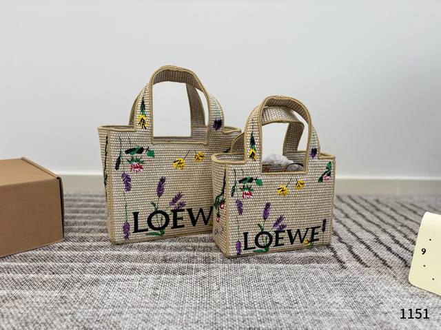 罗意威编织托特包 Paulas's 1Biza 夏日海岛系列推出了草编托特包包巧妙融合了托特的商务之前线条和草编的夏日风情,加上Loewe粗体大Logo 真的很 罗意威编织托特包 Paulas's 1Biza 夏日海岛系列推出了草编托特包包巧妙融合了托特的商务之前线条和草编的夏日风情,加上Loewe粗体大Logo 真的很