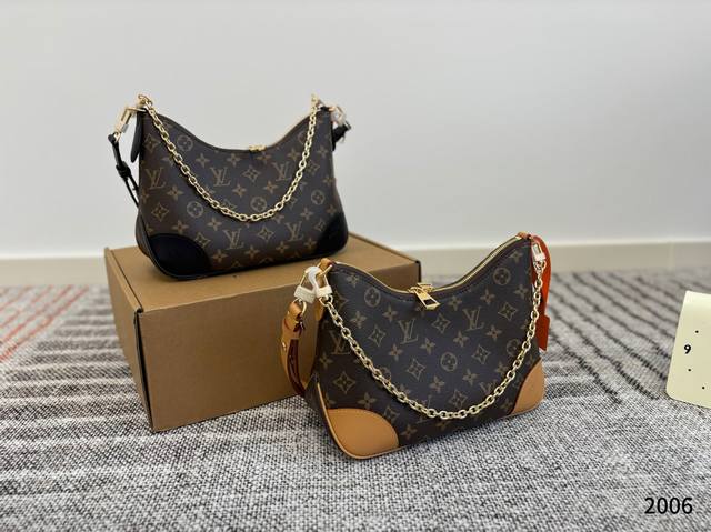 配盒 Lv 经典款 Boulogne牛角包 拉链 老花 皮肩带 轻便 大容量▼ 斜挎 单肩 腋下 手提 一包四背，链条点8和肩带都可拆卸 刚拿到有点压扁了，装的