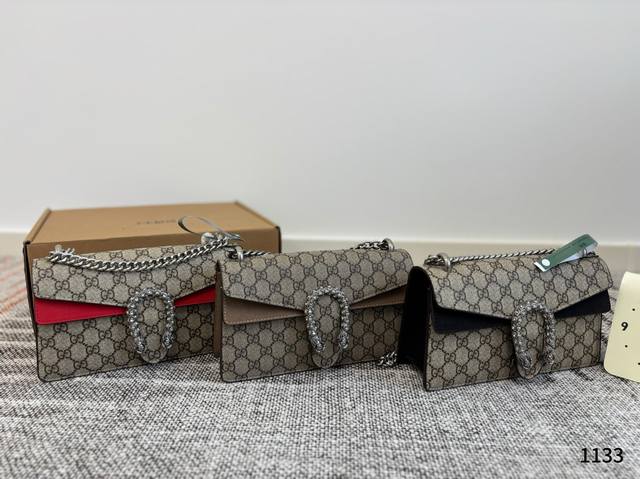 酷奇经典酒神包 美爆了酒神是一年四季的百搭经典 大尺寸大容量 单肩斜挎 原版皮品质五金皮料都是上乘的 尺寸24.14