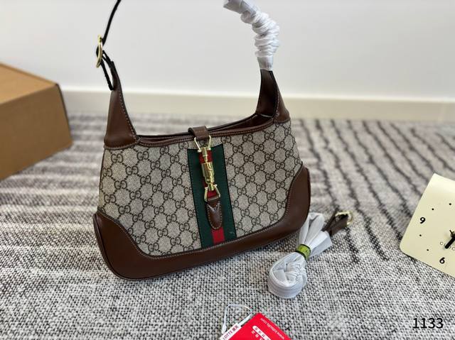 酷奇Jackie1961 Jackie Notte系列迷你手袋作为腋下包的鼻祖, 通身设计都充满了摩登复古味 尺寸大号32 18 酷奇Jackie1961 Jackie Notte系列迷你手袋作为腋下包的鼻祖, 通身设计都充满了摩登复古味 尺寸大号32 18