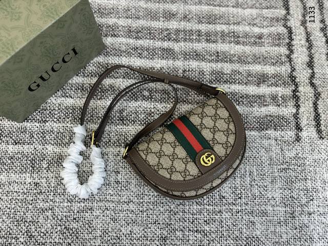 G家超级难买又好看的Gucci马蹄包 包型真的能够让人看一眼就喜欢包包 这一款是Gucci Ophidia系列的经典的复古红绿色条纹元素整体配起来很和谐背起来很