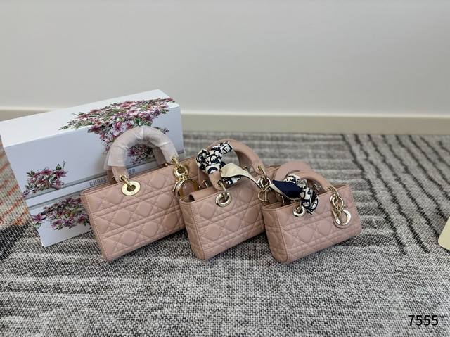 配折叠盒子 迪奥戴妃包 Sdior戴妃包太好看了吧！ 优雅指数拉满 搭配简洁风格的衣服整个人气质就上来了 而且容量完全可以满足日常要求 日常聚会逛街都很方便~