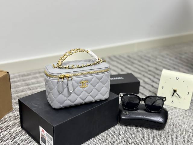 配墨镜50 折叠礼盒 Size：17*10Cm Chanel香奈儿专柜同步新款手柄化妆包 Chanel 香奈儿 22S 镂空手柄盒子 触感舒适细腻，搭配“肥嘟嘟