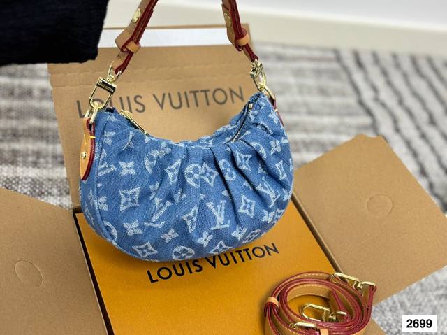 Lv你真的太会了牛仔腋下包回归Lv牛仔手袋卷土重来 如果你还有没有拥有一款腋下包 Pochette Valley真的不容错过 材质:棉质牛仔包身Vvn肩带金属链