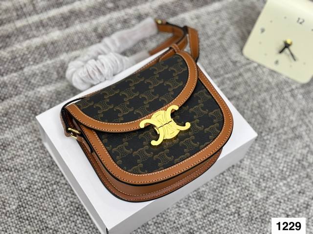 配盒Celine 赛琳马鞍包 精致包时尚凹凸造型单品 拿来当配饰也是极好的时髦可爱的不要不要的 尺寸：18.5 16