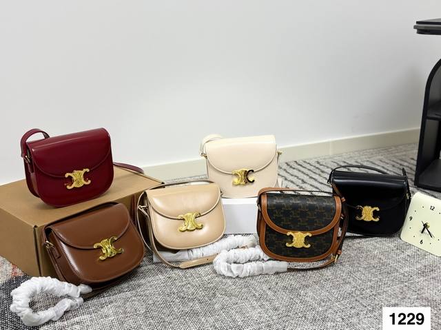 配盒Celine 赛琳马鞍包 精致包时尚凹凸造型单品 拿来当配饰也是极好的时髦可爱的不要不要的 尺寸：18.5 16