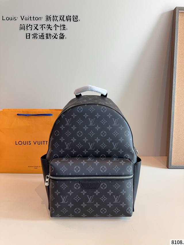 Lv双肩包出货 超级耐磨 超级实用的款式 内衬带Logo. 原版电镀五金带Logo 这个包包的容量也很大 满足你出行的所有需求 必备的都可以装下 真的是很Nic