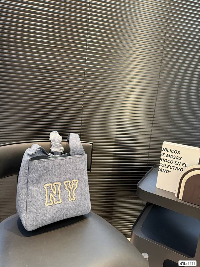 配飞机盒 Mlb水桶包 这是一只很完美的包～ 性价比高、非常百搭，而且实用性很强。 Hobo 型的包身，自带一种高级的现代感。平时背它也蛮轻松 休闲的，正式场合