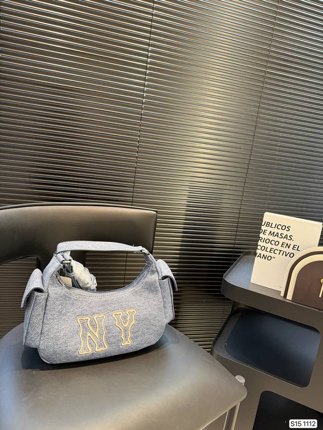 配飞机盒子 Mlb腋下包 这是一只很完美的包～ 性价比高、非常百搭，而且实用性很强。 Hobo 型的包身，自带一种高级的现代感。平时背它也蛮轻松 休闲的，正式场