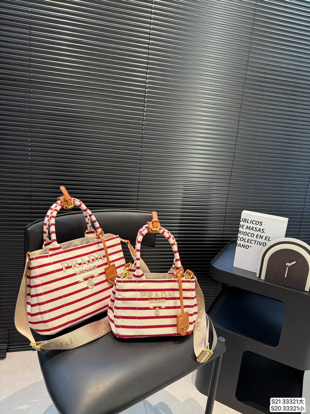 大号 小号 普拉达托特 又是心动Prada托特的一天. 松弛慵懒的Tote包真的爱惨了 普拉达 Tote 购物袋 上身满满的高级感！ 日常通勤必备哦！ 尺寸：大