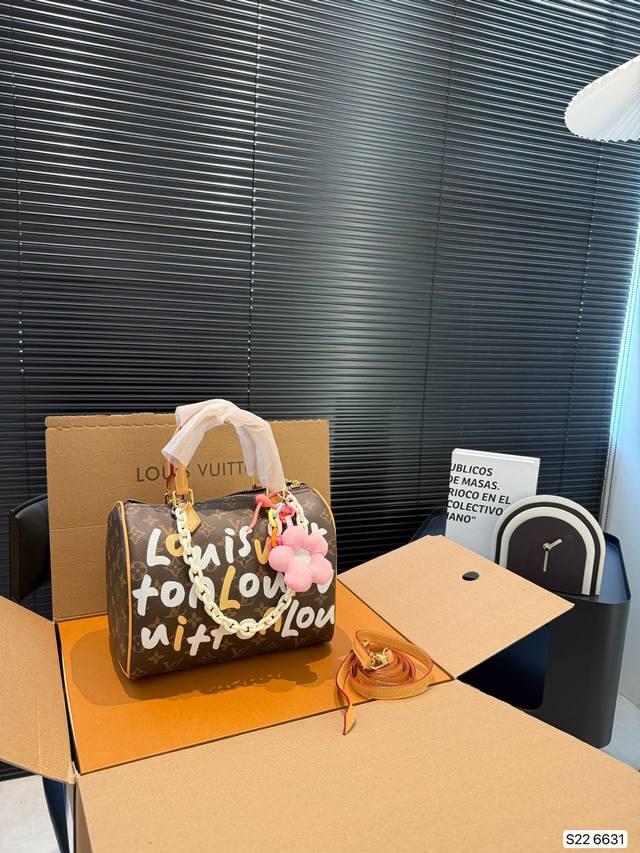 配飞机盒折叠盒子 Lv彩绘枕头包 春夏秀款系列,这次Lv的款太可了,男女都可以背的款 ,酷酷帅帅可可爱爱~尺寸:25 19 货号6631 配飞机盒折叠盒子 Lv彩绘枕头包 春夏秀款系列,这次Lv的款太可了,男女都可以背的款 ,酷酷帅帅可可爱爱~尺寸:25 19 货号6631