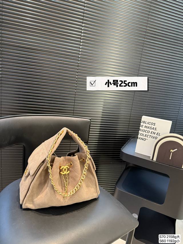 大号 小号 期待己久的香奈儿托特 时尚感十足，实用性也毫不逊色 无论是逛街、学会还是工作，都能成为你的最佳搭档 尺寸，大号29 29 小号25 19 货号大21