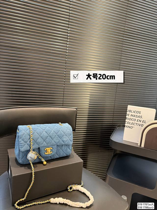 大号 小号 配折叠盒子 香奈儿牛仔金球方胖子 女人总是被这种小细节拿捏一 可以斜挎单肩流浪背 精致可爱 又有点Leboy的休闲随性 链条任意调 巨百搭 注定是一