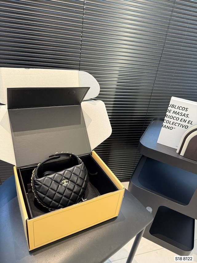 配飞机盒折叠盒子 香奈儿 呼啦圈半月手提包 简单百搭 颜值高 日常出街首选 潮酷时尚女孩必入款 尺寸：17 11 货号8122