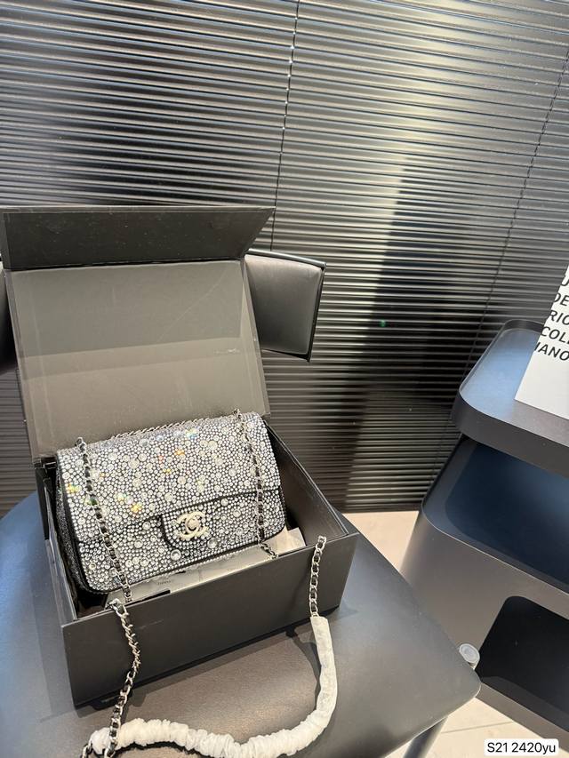 配折叠盒子 香奈儿钻包Cf 真的美呆了闪钻Cf 实物真的美到炸裂了好喜欢的一只真的太好看了 实物更加闪 尺寸：20 13 货号2420