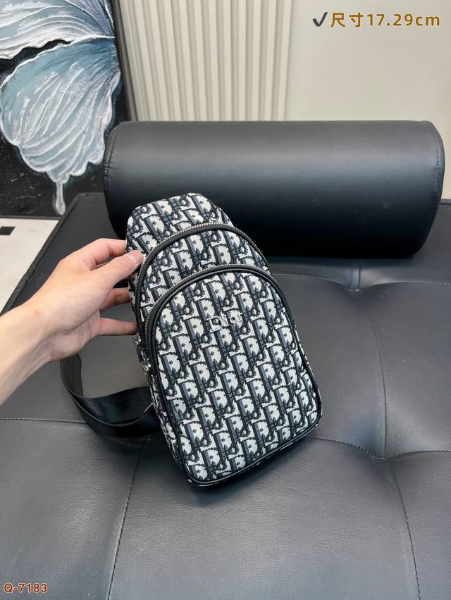 迪奥Dior胸包斜挎单肩包 采用精湛镶嵌细工 实物原厂原版面料 尺寸：17.29