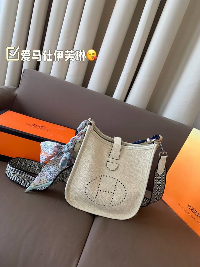 配礼盒.小马丝巾 爱马仕伊芙琳 Hermes新款Evelyne 伊芙琳爱马仕入门级包包 打针H独特镂空造型 进口小牛皮制作 尺寸刚刚好的小精致 这款包非常有气质