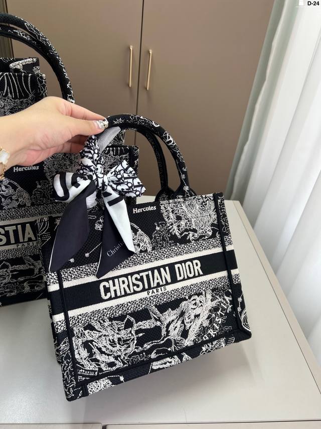 27厘米 Dior迪奥托特包Book 容量超级大也很耐用 日常出街背它回头率百分百 D-24尺寸27×21 36×27 42×35折叠盒