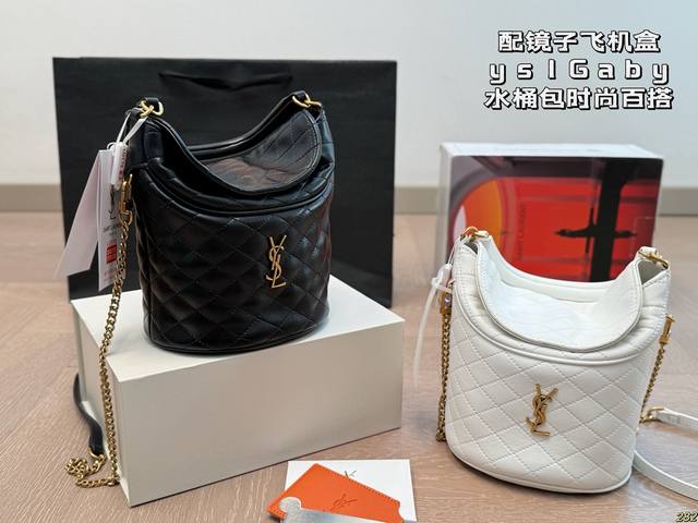 配镜子飞机盒 圣罗兰 Yslgaby水桶包 这会又看到这只翻盖水桶 Gabybucket， 真的是见一个爱一个顶部翻盖 设计，私密性跟安全性都更高，饰以Le C