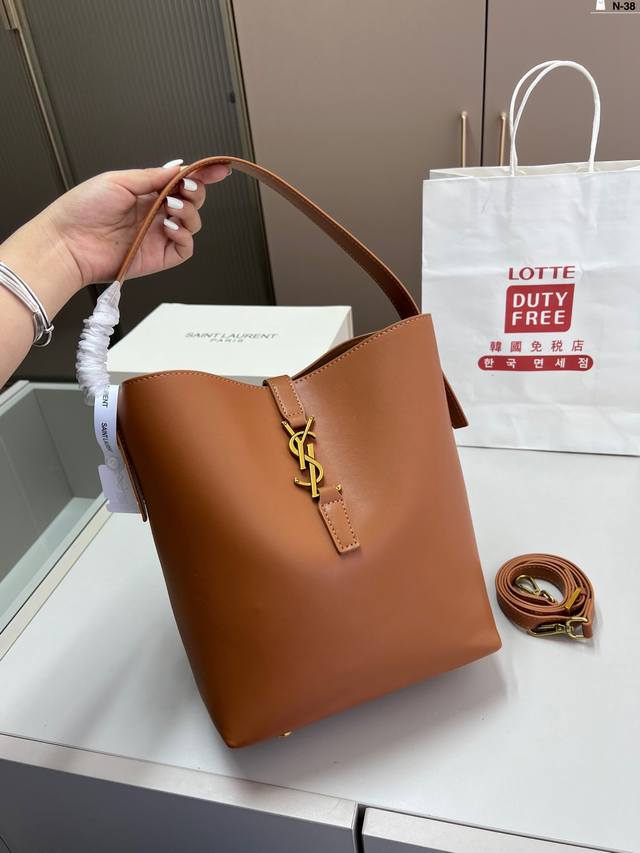 Ysl圣罗兰水桶包 满足你各种场合的造型搭配 配有链条 斜挎起来更轻松随意! N-38尺寸22×26折叠盒 Ysl圣罗兰水桶包 满足你各种场合的造型搭配 配有链条 斜挎起来更轻松随意! N-38尺寸22×26折叠盒