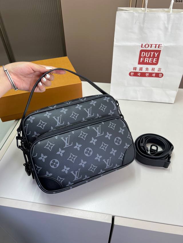 Lv路易威登相机包单肩斜挎包 轻松装纳日常随身物品 这只包真的要安利大家 简直是搭配神器 D-3-2尺寸24×19折叠盒