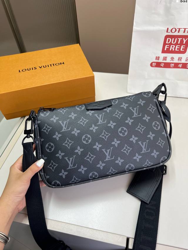 Lv Soul Trunk男士斜挎软盒包 经典锁扣画龙点睛，堪称百搭神器，低调简约、洋气时尚、霸气魅力等不同风格。 D-3-2尺寸28×16折叠盒