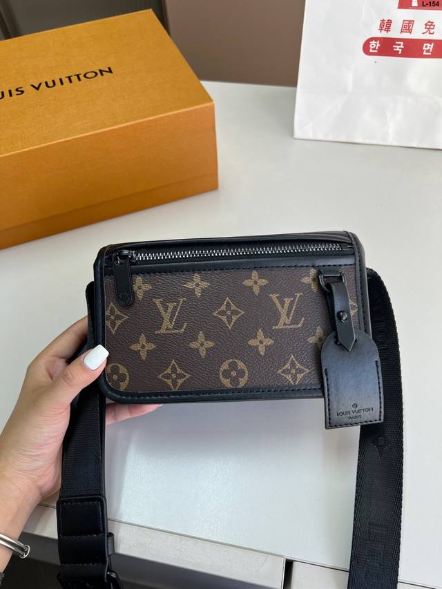 Lv Bosphore 迷你手袋复古 Bosphore 系列，以简洁线条和紧凑构型成就舒适背携 L-154尺寸18×10折叠盒