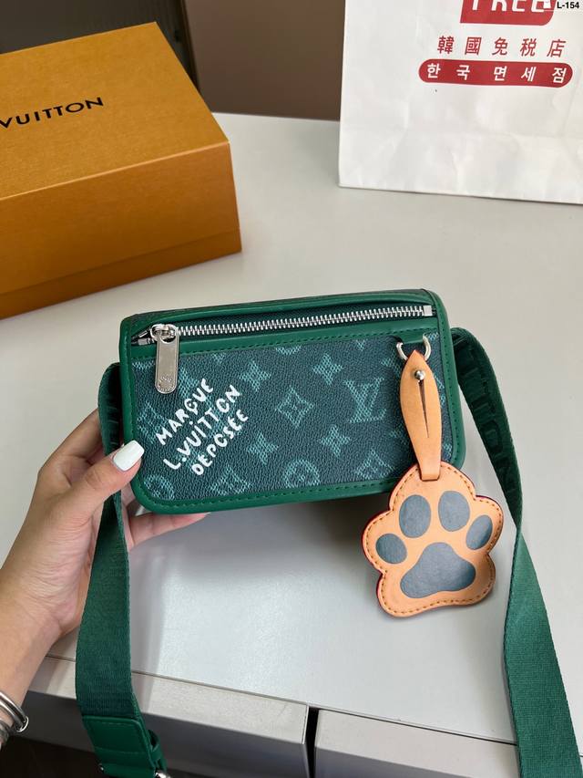 Lv Bosphore 迷你手袋复古 Bosphore 系列，以简洁线条和紧凑构型成就舒适背携 L-154尺寸18×10折叠盒