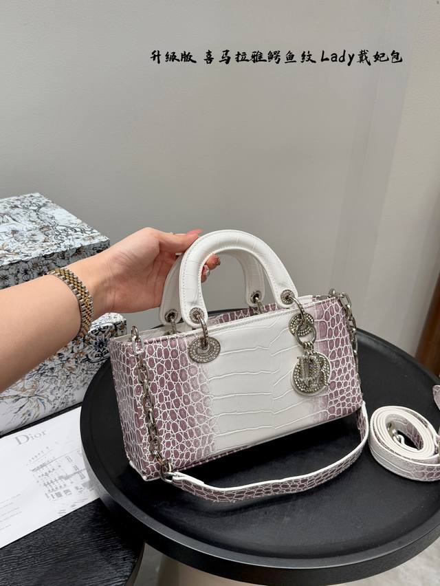 折叠礼盒 升级版 Dior迪奥 横版戴妃包 喜马拉雅鳄鱼纹Lady戴妃包 搭配镶钻满钻五金Logo 采用牛皮革精心制作 中号款式,搭配可拆卸的链条肩带 可拆卸的 折叠礼盒 升级版 Dior迪奥 横版戴妃包 喜马拉雅鳄鱼纹Lady戴妃包 搭配镶钻满钻五金Logo 采用牛皮革精心制作 中号款式,搭配可拆卸的链条肩带 可拆卸的