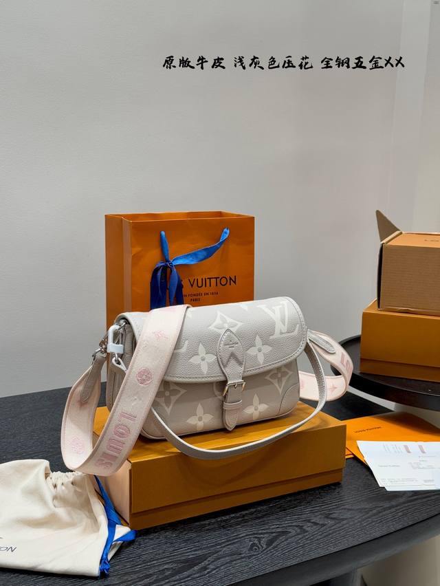 全套礼盒 原版皮 复刻版！带芯片！ 全钢五金！ Lv Diane 法棍包牛皮压花浅灰色 上身简单又舒服 源自中古包 Sologne 的改良版 整体保留了简洁的包