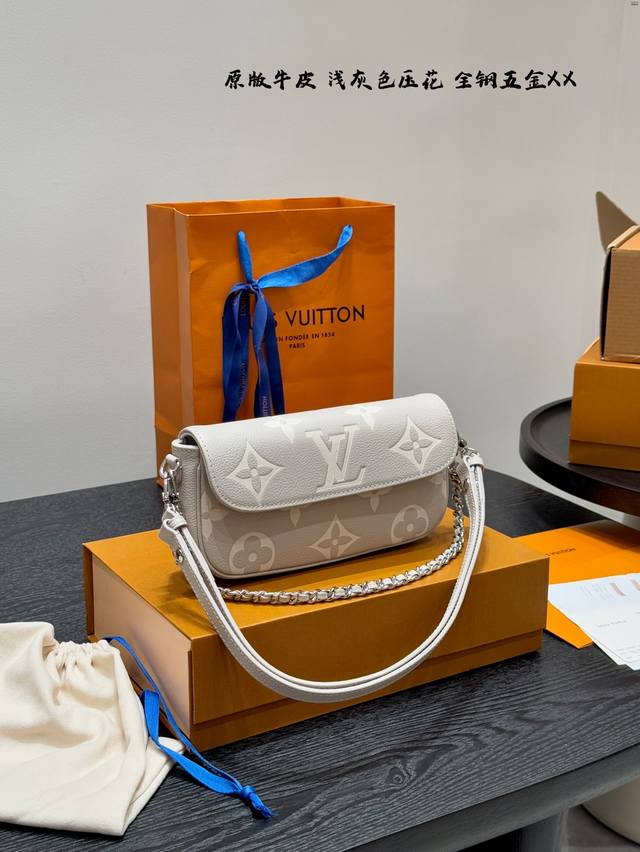 全套礼盒 原版皮 复刻版!带芯片! Size:22*12Cm 头层牛皮压花系列浅灰色 Lv Ivy Woc链条腋下麻将包 去年就超级火, 可真的有它火的道理呀! 全套礼盒 原版皮 复刻版!带芯片! Size:22*12Cm 头层牛皮压花系列浅灰色 Lv Ivy Woc链条腋下麻将包 去年就超级火, 可真的有它火的道理呀!