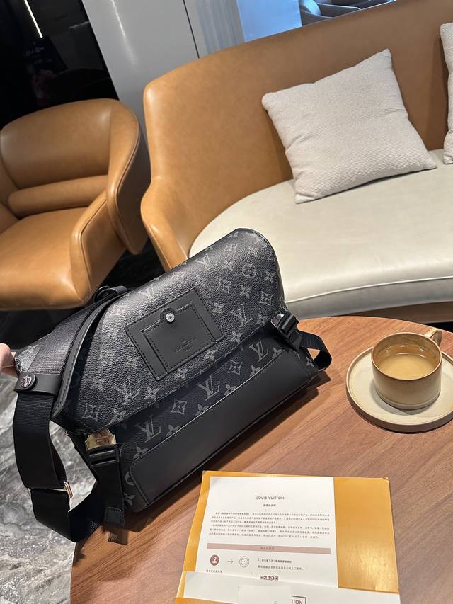 折叠礼盒包装 男款黑花邮差包 男款中的当红炸子鸡！ 学院风的邮差包造型，搭配宽肩带舒适卸力。卡扣翻盖设计，间隔分明实用，容量十足日常出行完全没问题。 经典的邮差