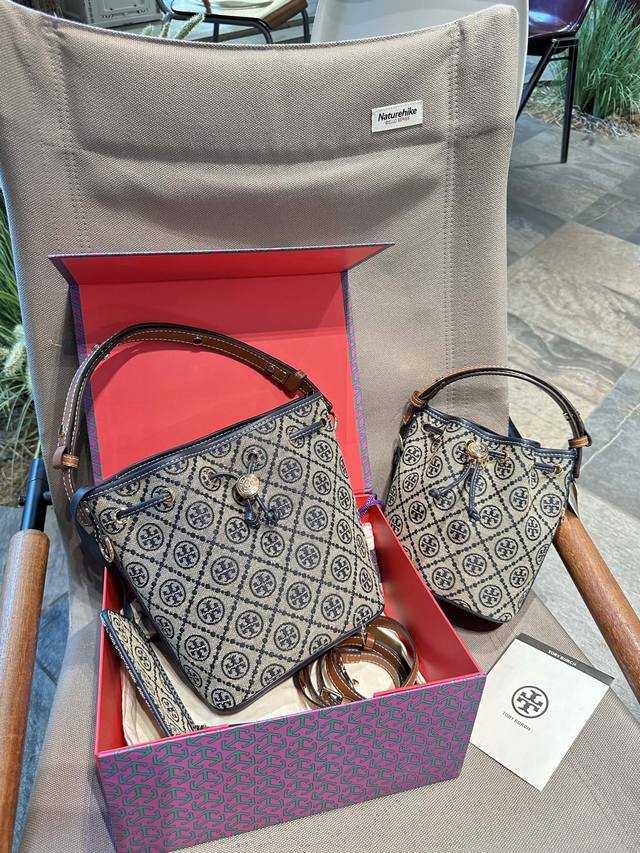 折叠礼盒包装 Size：15*18.5Cm 小号 21*20Cm 大号 Tb T Monogram 新款水桶包 颜色高级，精致秀气！真的超舒服！气质满分！新品手