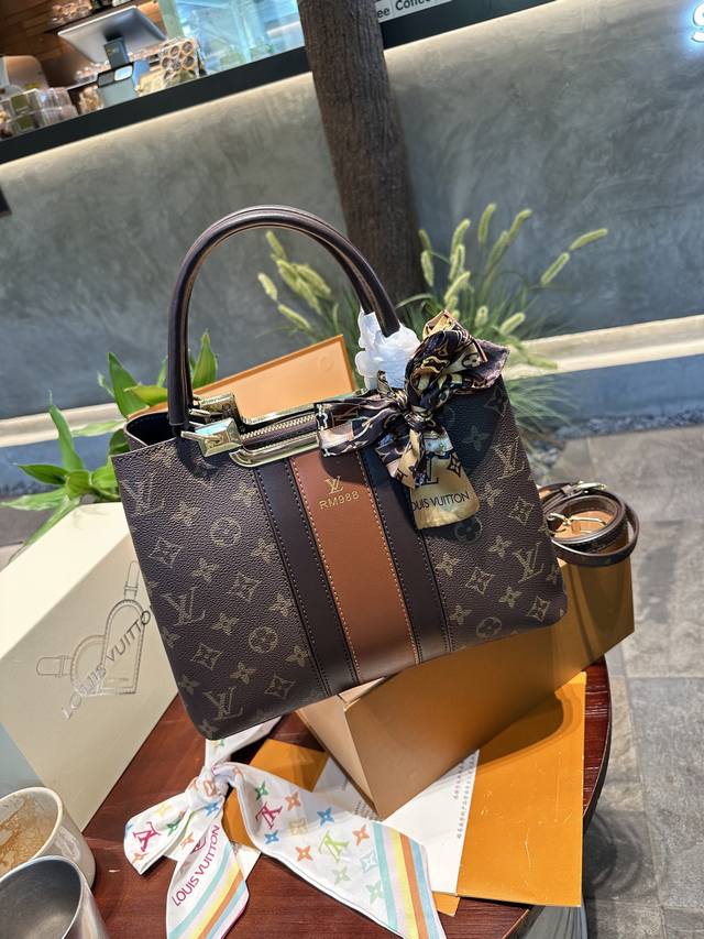 Lv 中古手提包 单肩斜挎款 这款包真的很简单 越看越好看 容量非常感人 轻松装纳日常随身物品 这只包真的要安利大家 简直是搭配神器K 尺寸:25 Lv 中古手提包 单肩斜挎款 这款包真的很简单 越看越好看 容量非常感人 轻松装纳日常随身物品 这只包真的要安利大家 简直是搭配神器K 尺寸:25