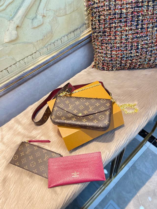 钢五金 全套包装 L*V路易威登 新款 三合一信封包 礼盒包装 Lv三合一信封包，本期重磅，我们这批货给大家搞到了2种肩带！太难得了，日常柜子单独买一根肩带就要