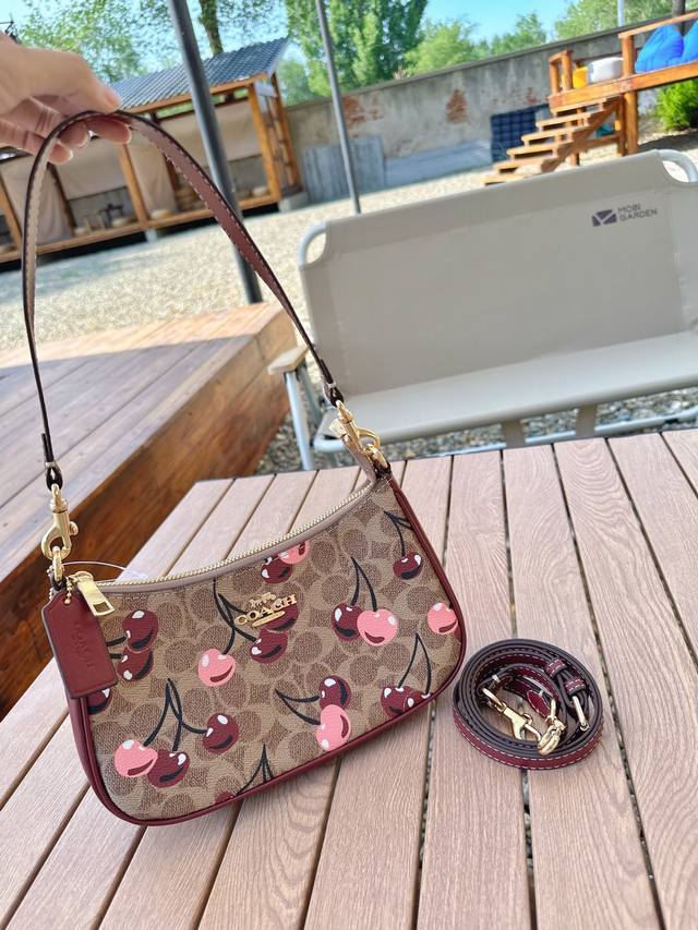 礼盒包装 Coach专柜新款Swinger Bag单肩腋下包斜挎包 蔻驰原单月牙包麻将包,Ykk原单五金搭配精致面料 做工完美百搭神器 长短两根肩带专柜 尺寸 礼盒包装 Coach专柜新款Swinger Bag单肩腋下包斜挎包 蔻驰原单月牙包麻将包,Ykk原单五金搭配精致面料 做工完美百搭神器 长短两根肩带专柜 尺寸