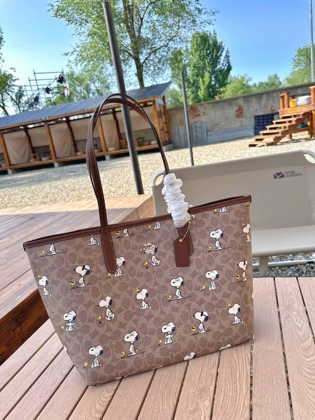 礼盒包装 Coach 可以装下全世界的Tote包 集美冲鸭！ 渠道货！蔻家奥莱托特包来咯～时尚又复古，最近老花风刮满了时尚圈，使用与时尚并存的包包就是它今年的寇