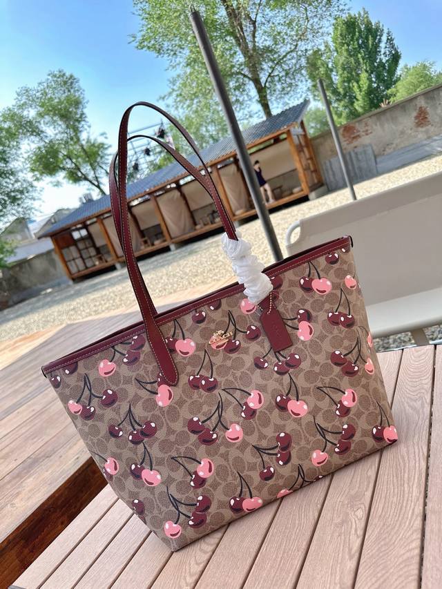 礼盒包装 Coach 可以装下全世界的Tote包 集美冲鸭！ 渠道货！蔻家奥莱托特包来咯～时尚又复古，最近老花风刮满了时尚圈，使用与时尚并存的包包就是它今年的寇