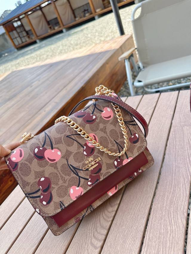 折叠礼盒包装 Coach 新款 Klare翻盖小方包 风琴邮差包 这款包包看起来，可以说是非常的精致优雅，经典的同时又不失设计感。侧面采用了蛇纹包边,个性又有气