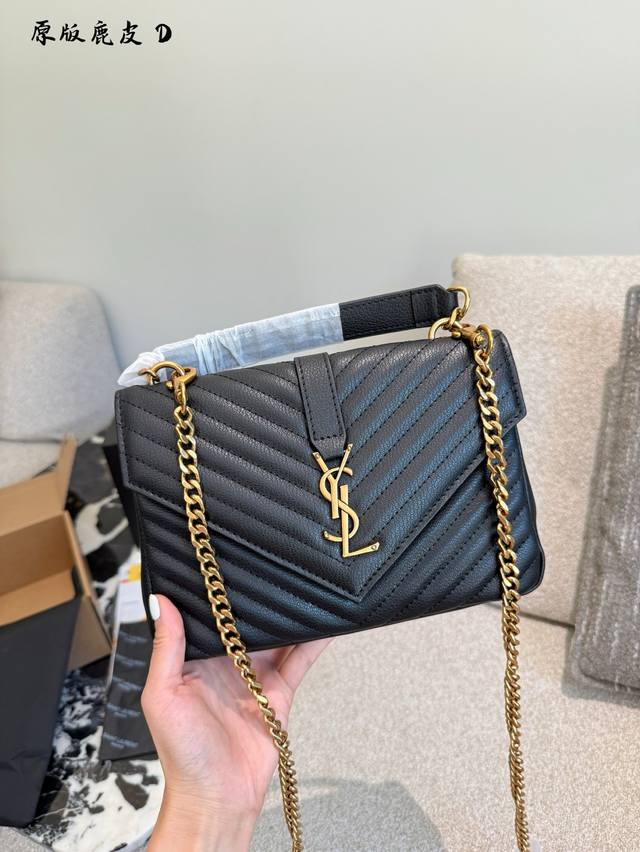 Ysl圣罗兰黑金邮差包-万年经典款. 圣罗兰College黑金邮差包身选用柔软的小羊皮，金标Logo整体颜值爆表舒 不论通勤休闲聚会出街都很Nice 链条可灵活