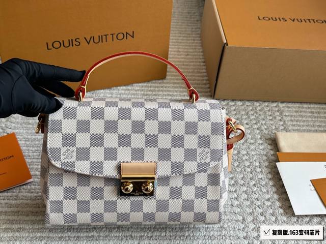 公主包 升级版 棋盘格流苏包 全新演绎Croisette经典,灵感源自档案馆的复古细节, 大小刚刚好,不要太合适可调节长度的肩带 完全就是一款不挑季节 不挑衣服 公主包 升级版 棋盘格流苏包 全新演绎Croisette经典,灵感源自档案馆的复古细节, 大小刚刚好,不要太合适可调节长度的肩带 完全就是一款不挑季节 不挑衣服