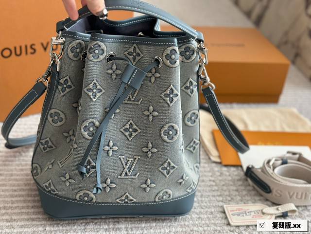 复刻版 配盒 Size：23*27Cm L家 牛仔水桶包 百搭的版型很耐看 又实用的大容量~双肩带 更可以满足不同的穿搭需求 让你随意搭配出 不经意的高级感哦~