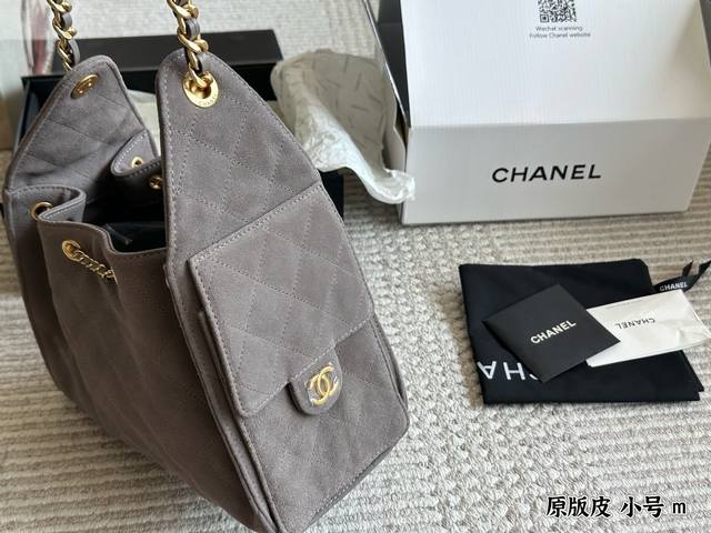Chanel25Bag嬉皮皮包鹿皮大象灰麂皮大象灰小号 不需要多么华丽的装饰+ 低调奢华的灰色麂皮绒 它的气场无时不刻当 上身很随性洒脱~真心推荐两侧口袋设计复