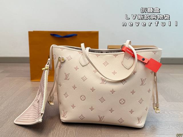 折叠盒 Lv新款购物袋 Neverfull超级酷太爱啦 购物袋届的天花板 被它的颜值惊艳到啦 简约大气 时髦感十足 尺寸32 28