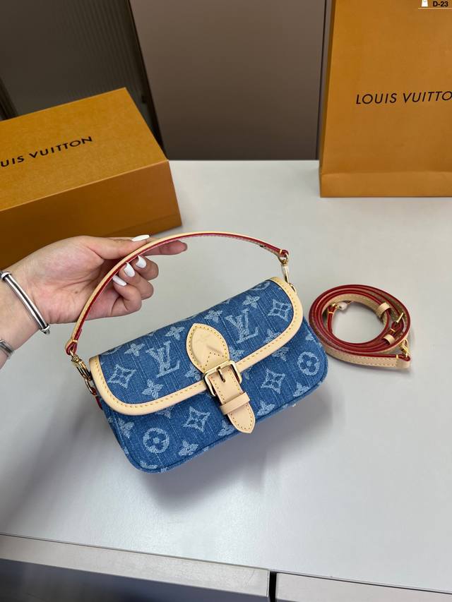 Lvdiane丹宁牛仔系列法棍包 单肩斜挎腋下包搭配刺绣肩带 配2个肩带 都可以拆卸 D-23尺寸19×9折叠盒飞机盒 Lvdiane丹宁牛仔系列法棍包 单肩斜挎腋下包搭配刺绣肩带 配2个肩带 都可以拆卸 D-23尺寸19×9折叠盒飞机盒