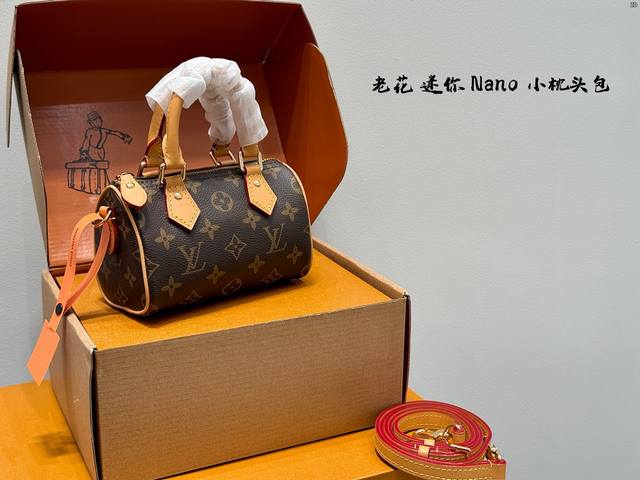 全套礼盒 升级版！小Mini 钢五金 Size：17×10 Lv Speedy Nano迷你枕头包 新款的肩带可以调节拆卸； 线条精致，小巧轻便又时尚～ 细节质