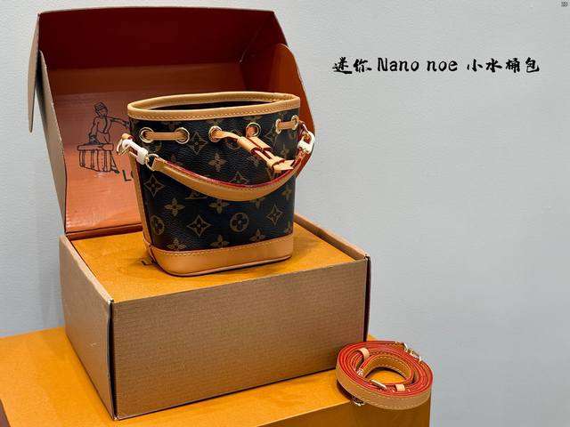 礼盒包装 升级版! 钢五金 Size:13*16Cm 无论穿什么都百搭! Lv Nano Noe迷你小水桶也太太太好看了叭!!刘亦菲们放心冲!!! 巨巨巨适合夏 礼盒包装 升级版! 钢五金 Size:13*16Cm 无论穿什么都百搭! Lv Nano Noe迷你小水桶也太太太好看了叭!!刘亦菲们放心冲!!! 巨巨巨适合夏