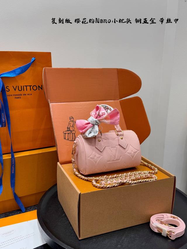 全套礼盒包装 带丝巾 Size：16*10Cm 迷你 复刻版 带芯片 Lv 压花Speedy Nano Mini枕头包 奶油草莓牛奶樱花粉 一起感受Nano的快