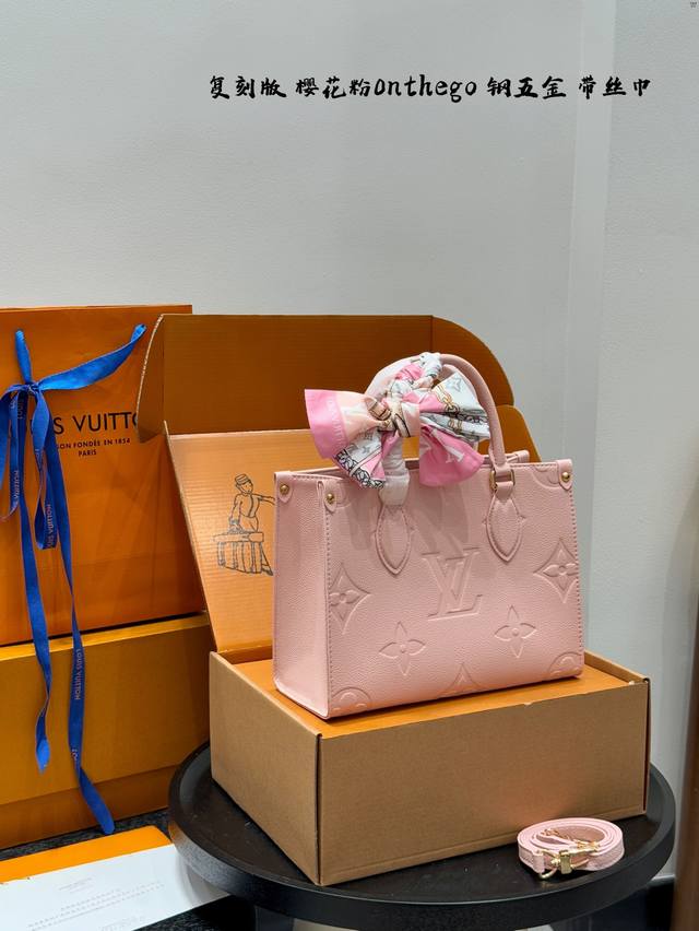 全套礼盒 带丝巾！全钢五金 芯片版 Size： 25*20Cm 小 压花丛林托特质量超好 懂货来 整个包都是牛皮品质 真的是太高级啦！ 奶油樱花粉色 这个颜色太