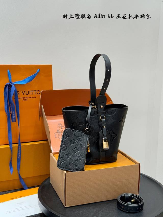 礼盒包装 Size：17*18Cm Lv 村上隆联名款 25最值得入的压花Allinbb 水桶包 一包多背而且风格也很不一样 感觉秋冬比较适合斜挎 春夏可以单拎